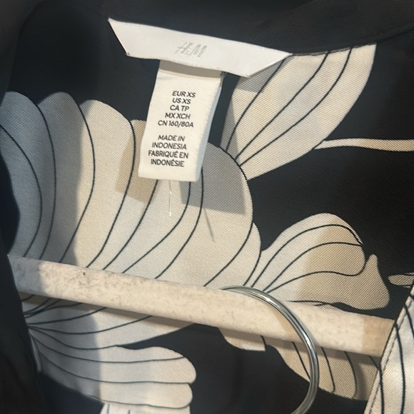 HM SATIN PANTS AND BLOUSE - Picture 7 of 8